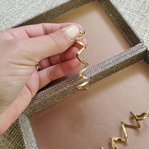 Vintage 14k Gold Zig Zag Spiral Earrings - Picture 6 of 11